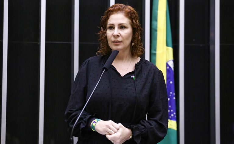 CCJ ouve Carla Zambelli sobre perda de mandato nesta quarta-feira