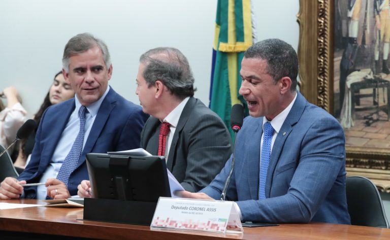 CCJ pode votar hoje redução da maioridade penal para 16 anos