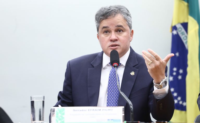 Comissão adia votação da LDO 2026 após pedido de Haddad