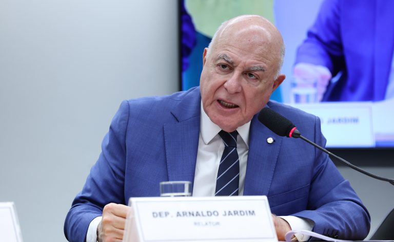 Comissão adia votação de PEC que aumenta repasses federais para municípios