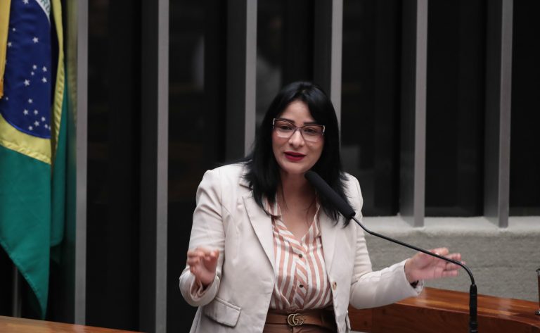 Comissão aprova acesso de mulheres rurais a ações contra câncer no SUS