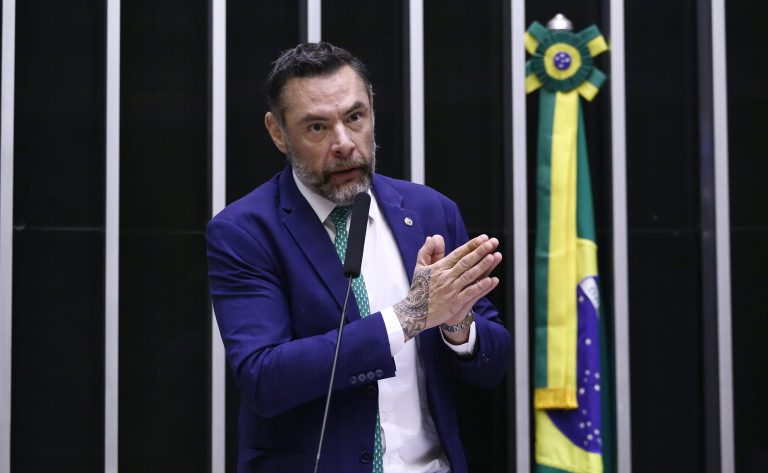 Comissão aprova acompanhante para autistas e Down em exame de direção