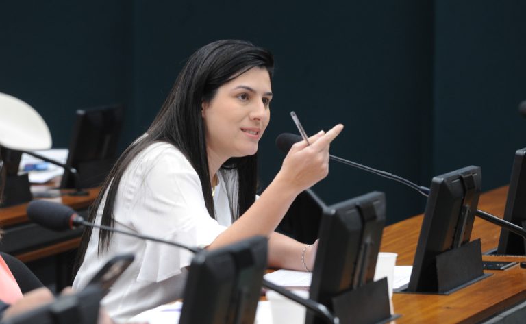 Comissão aprova ampliação de apoio para mães estudantes em escolas e universidades