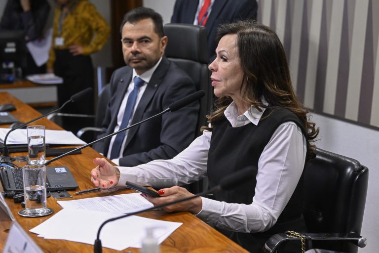 Comissão aprova aumento de 5,4% no piso salarial dos professores para R$ 5.130