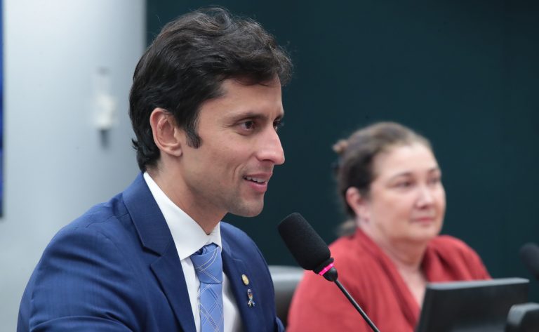 Comissão aprova Auxílio Mãe Atípica para responsáveis de crianças com deficiência ou autismo