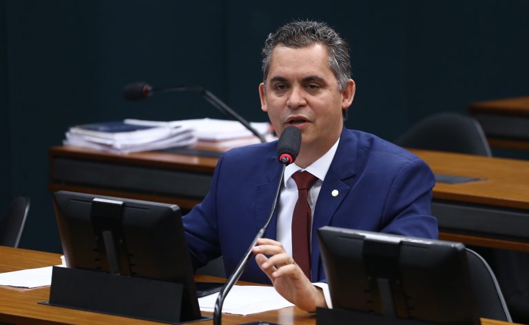 Comissão aprova aval da Defesa Civil para ligação de água e luz em área de risco