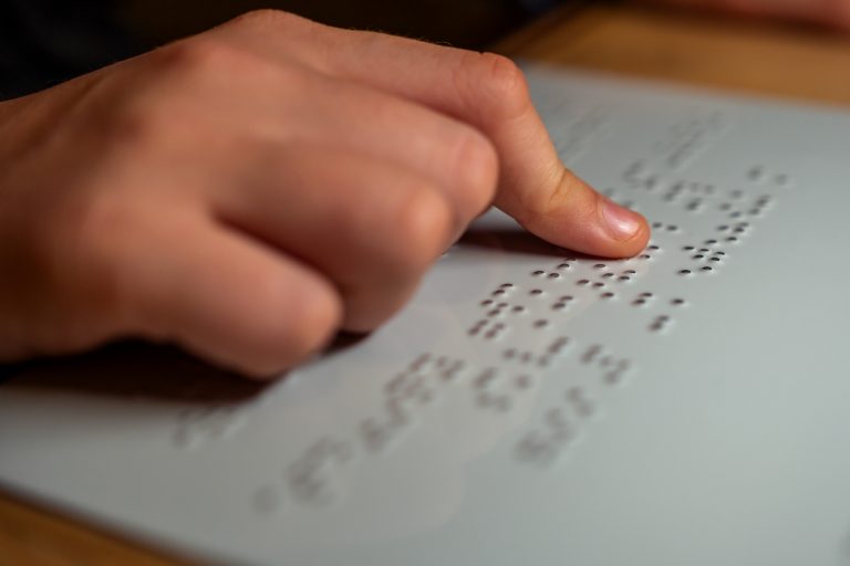 Comissão aprova Braille obrigatório em etiquetas de roupas e carnês de IPTU