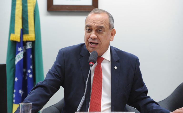 Comissão aprova Cartão Reconstruir para famílias atingidas por desastres