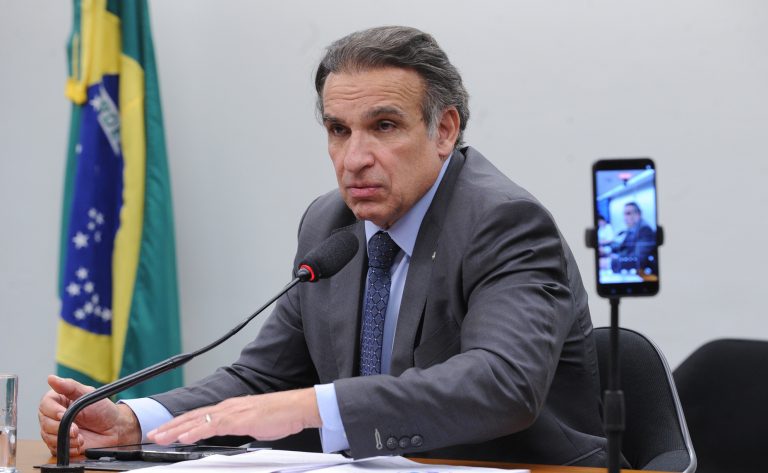 Comissão aprova CNH tipo B para carros elétricos de até 4.250 kg