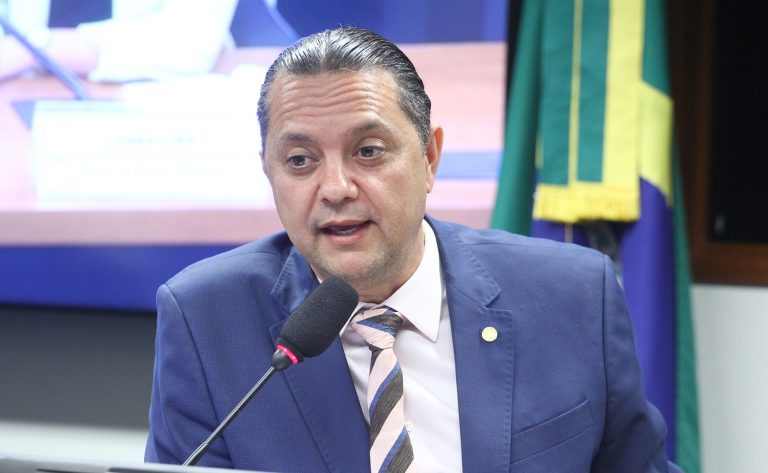 Comissão aprova cordão de fita roxa para identificar pessoas com Alzheimer