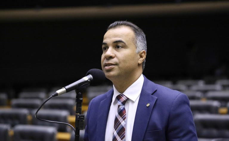 Comissão aprova crime de preconceito contra criança adotada com pena de até 3 anos