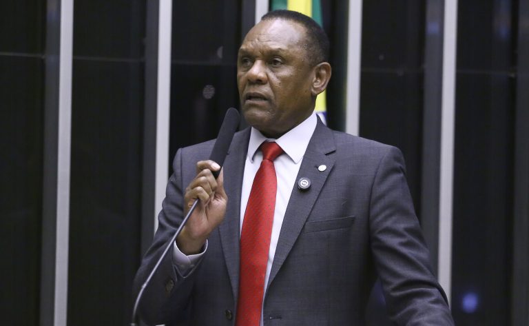 Comissão aprova criminalização de desafios perigosos na internet