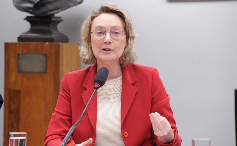 Comissão aprova criminalização de estelionato sentimental digital contra idosos