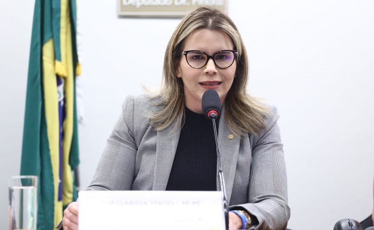 Comissão aprova criminalização do uso de IA para pornografia infantojuvenil