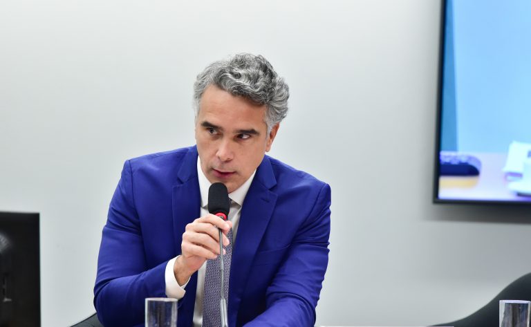 Comissão aprova destinação de 50% dos royalties do petróleo para infraestrutura escolar