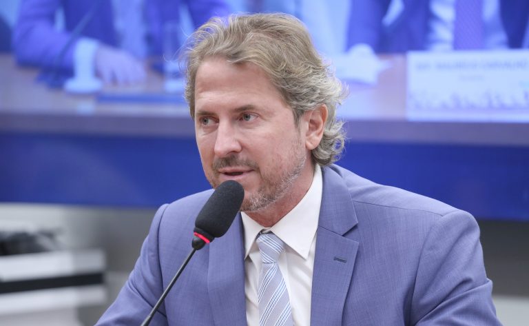 Comissão aprova diretrizes para trabalho voluntário na educação