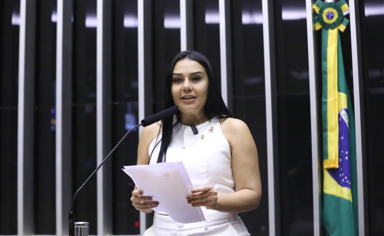 Comissão aprova ensino de Libras em cursos superiores e técnicos