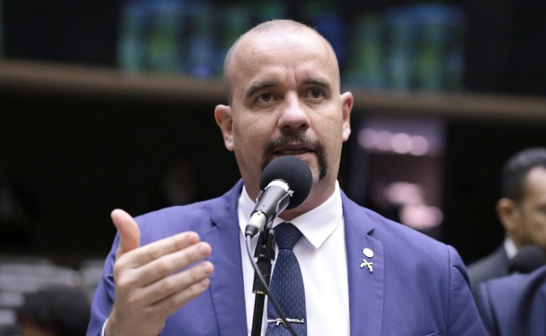 Comissão aprova equiparação de armas entre PM e militares do Exército