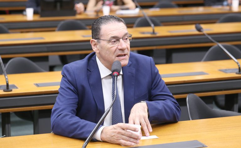 Comissão aprova equiparação de assinatura digital ao reconhecimento de firma