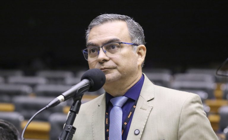 Comissão aprova exigência de registro profissional para carimbos médicos