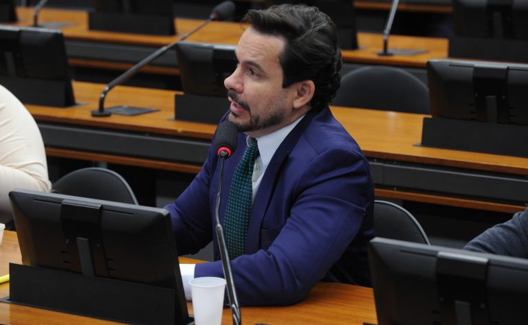 Comissão aprova fim do tráfico privilegiado para quem usa tornozeleira eletrônica