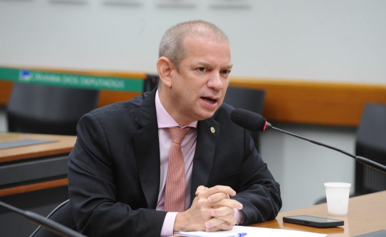 Comissão aprova fonte tamanho 14 obrigatória para comunicações com idosos