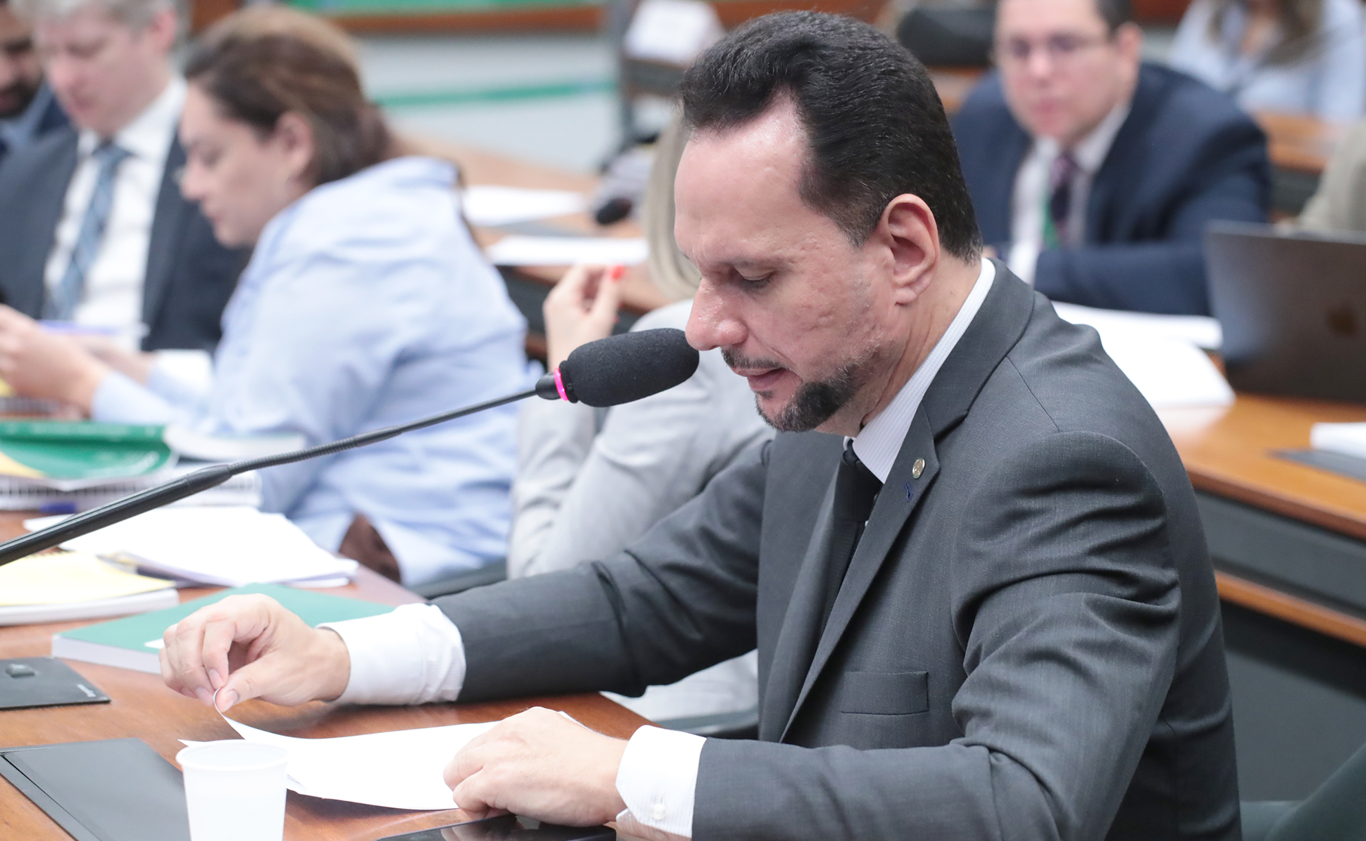 Comissão aprova incentivo fiscal para contratar desempregados há mais de 12 meses