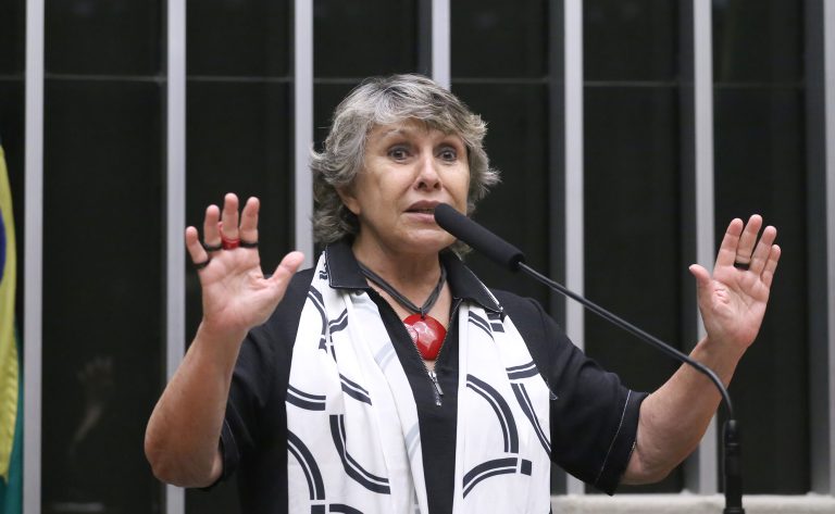 Comissão aprova ingresso social com doação de alimentos em troca de meia-entrada