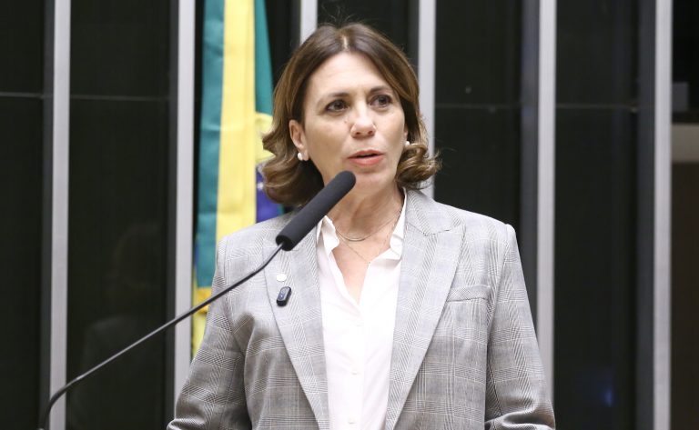 Comissão aprova internet obrigatória em voos com mensagens gratuitas