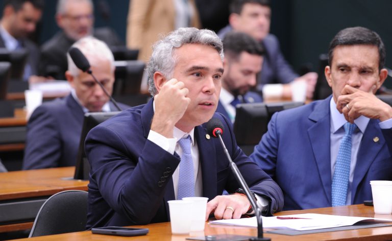 Comissão aprova isenção de taxa de vestibular para vítimas de desastres