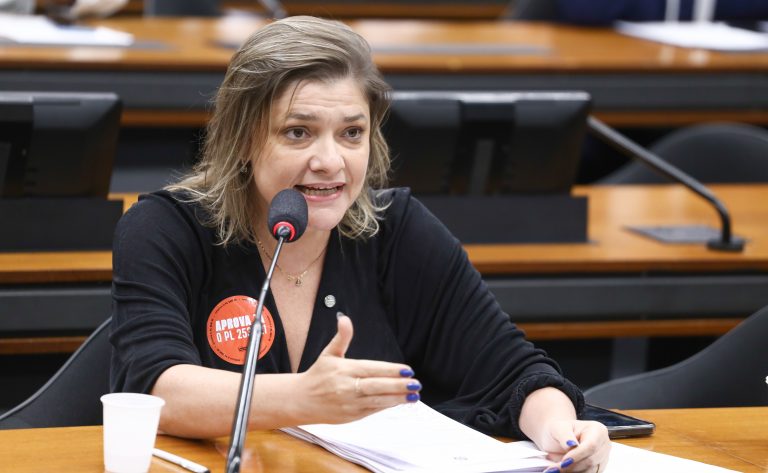 Comissão aprova isenção de taxa em concursos para ex-beneficiários do Fies e Prouni