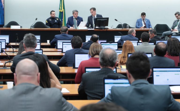 Comissão aprova LDO 2026 com prazo para 65% das emendas parlamentares