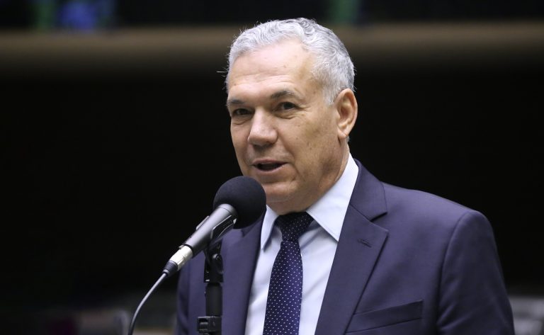 Comissão aprova linha telefônica exclusiva para idosos em bancos