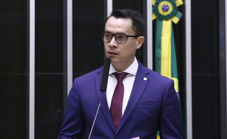 Comissão aprova maior visibilidade ao atendimento prioritário para cuidadores de PcD