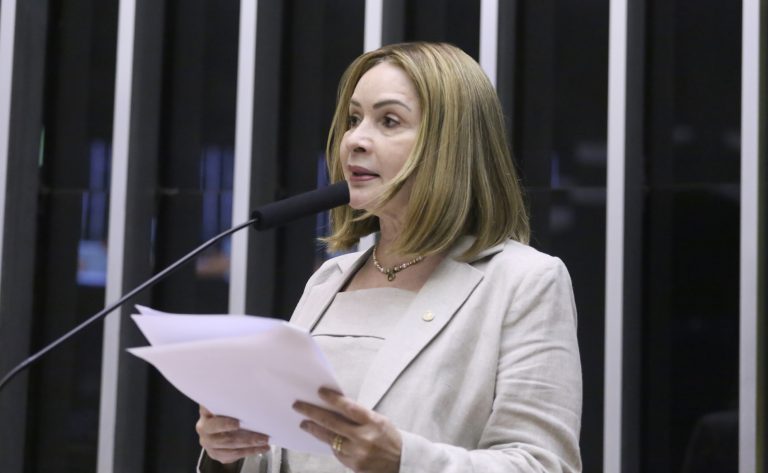 Comissão aprova merenda gratuita para professores e servidores escolares