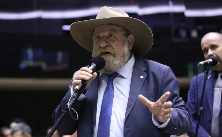 Comissão aprova mudança do termo 'agrotóxico' para 'defensivo agrícola'