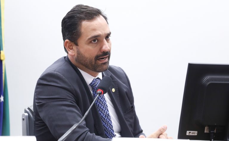 Comissão aprova multa para motorista que não reduz velocidade em emergências