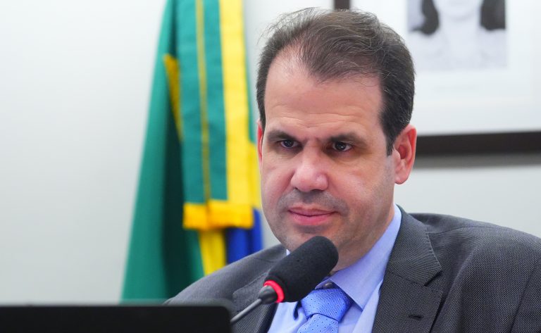Comissão aprova obrigação de lojas informarem sobre exigências para ciclomotores