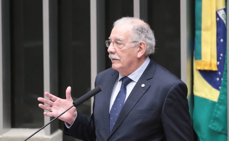 Comissão aprova obrigatoriedade de desfibriladores em locais de grande circulação