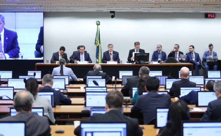 Comissão aprova Orçamento 2026 de R$ 6,5 tri com margem fiscal de R$ 13,8 bi