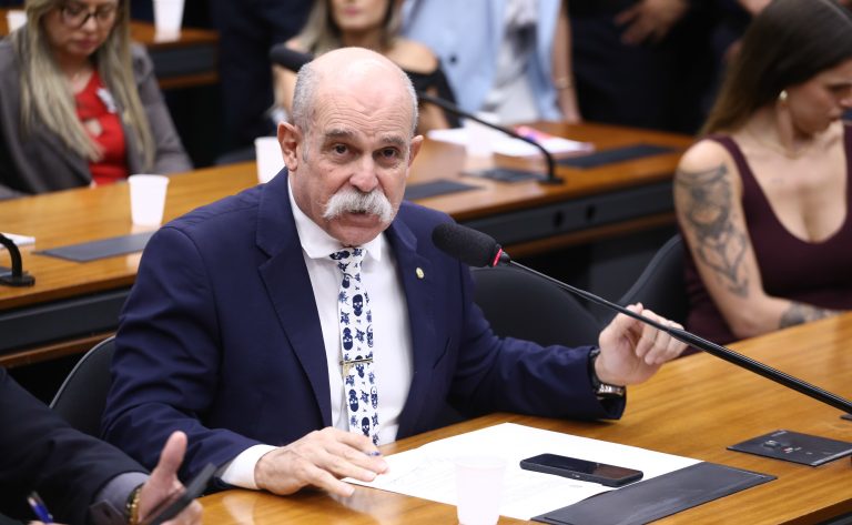 Comissão aprova penas de até 20 anos para tráfico de drogas com aeronaves