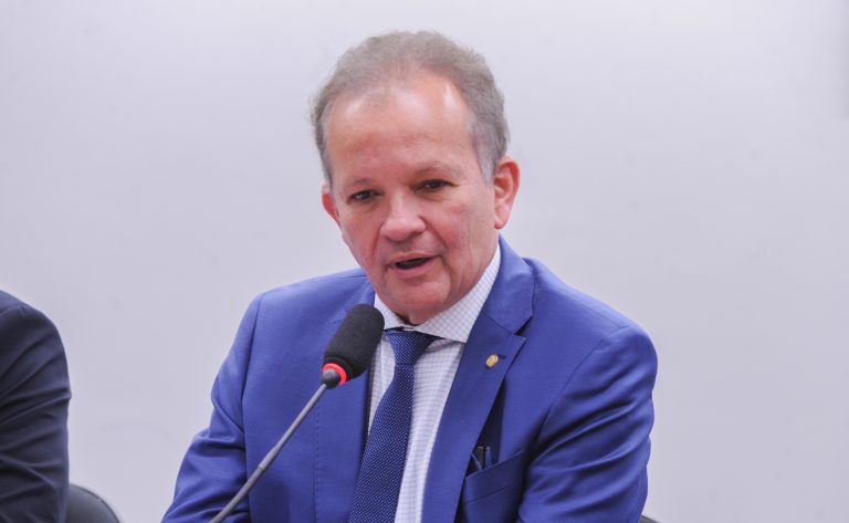 Comissão aprova piso de R$ 10 mil para veterinários e zootecnistas
