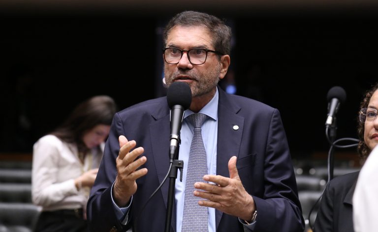 Comissão aprova piso de R$ 4,6 mil e jornada de 40h para biólogos privados