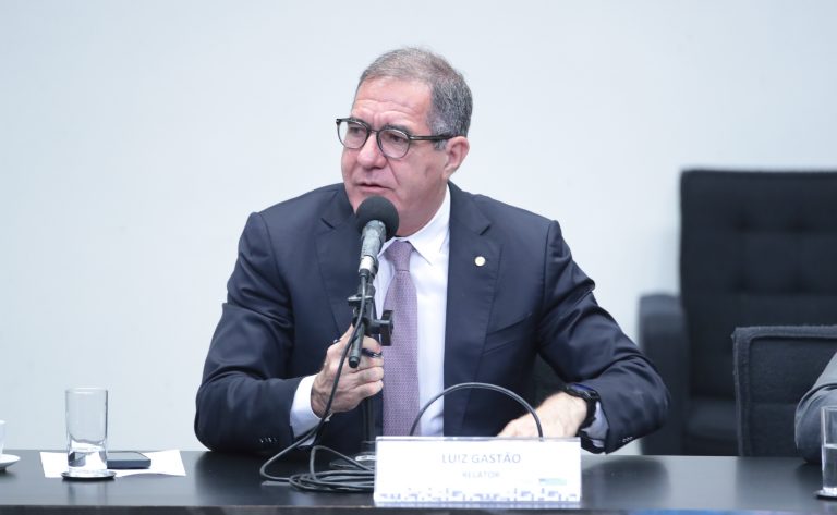 Comissão aprova piso salarial de R$ 6,5 mil para farmacêuticos