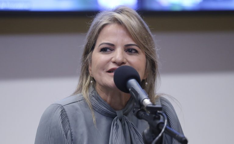 Comissão aprova política nacional de apoio a cuidadores de idosos dependentes