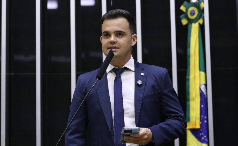 Comissão aprova porte de arma para donos de lojas e diretores de clubes de tiro