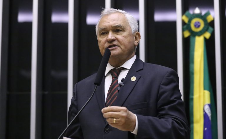 Comissão aprova porte de arma para tabeliães e registradores de cartórios