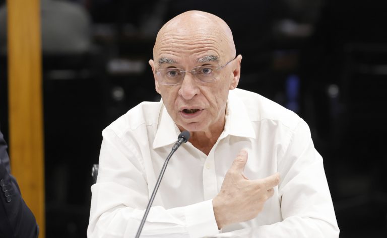 Comissão aprova prazo de 6 meses para processos administrativos prioritários