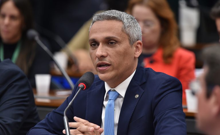 Comissão aprova proibição de propaganda erótica com crianças e adolescentes