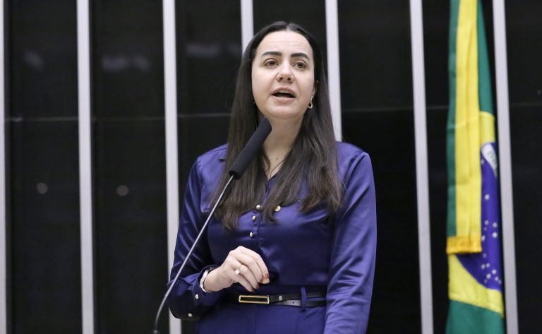 Comissão aprova proibição de taxa extra para aluno com dislexia ou TDAH